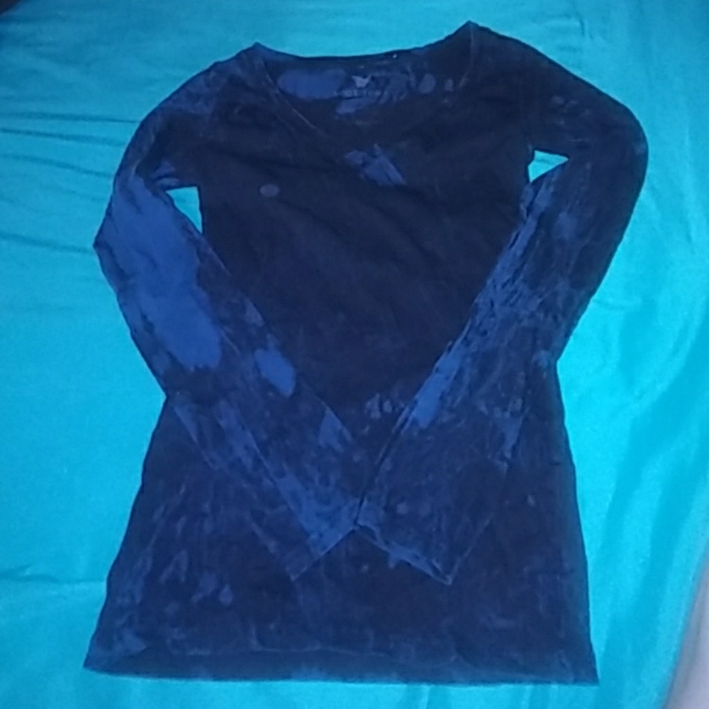 Long sleeve V-neck shirt